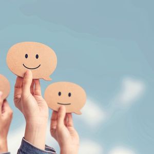 Rückmeldung geben! Feedback kann Teammitglieder ermutigen sich weiterzuentwickeln und die eigene Arbeit zu optimieren. Hierbei ist jedoch wichtig, dass das Feedback immer respektvoll, konstruktiv und lösungsorientiert ist. Lob und Kritik sollten sich auf konkrete Situationen oder Ergebnisse beziehen und nicht auf persönliche Eigenschaften abzielen. Bieten Sie Verbesserungsvorschläge an, die realistisch und umsetzbar sind. (Bild: ©  oatawa - stock.adobe.com)