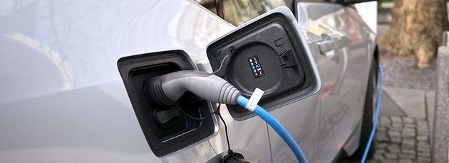 Seit Einführung der Kaufprämie wurden bis Ende Januar 2017 lediglich 10.835 Anträge gestellt, teilte das Bundesamt für Wirtschaft und Ausfuhrkontrolle am Mittwoch mit. 6.117 Anträge entfielen auf Elektrofahrzeuge, 4.716 auf Plug-In-Hybride und zwei weitere auf Brennstoffzellenfahrzeuge.(Bild:  BMW i3 charging port.jpg / / CC BY 2.0)