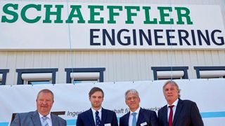 Christian Degenhardt, Gründer und ehemaliger Geschäftsführer IFT, Christopher Lehne, Rolf Laufs, beide Schaeffler Engineering, und Prof. Dr.-Ing. Peter Gutzmer, Stellvertretender Vorsitzender des Vorstands und Vorstand Technologie der Schaeffler AG, (v.l.n.r.) enthüllten symbolisch für die Verschmelzung von Schaeffler Engineering und IFT das neue Firmenschild am Hauptgebäude des Unternehmens in Clausthal-Zellerfeld. (Foto: Schaeffler)