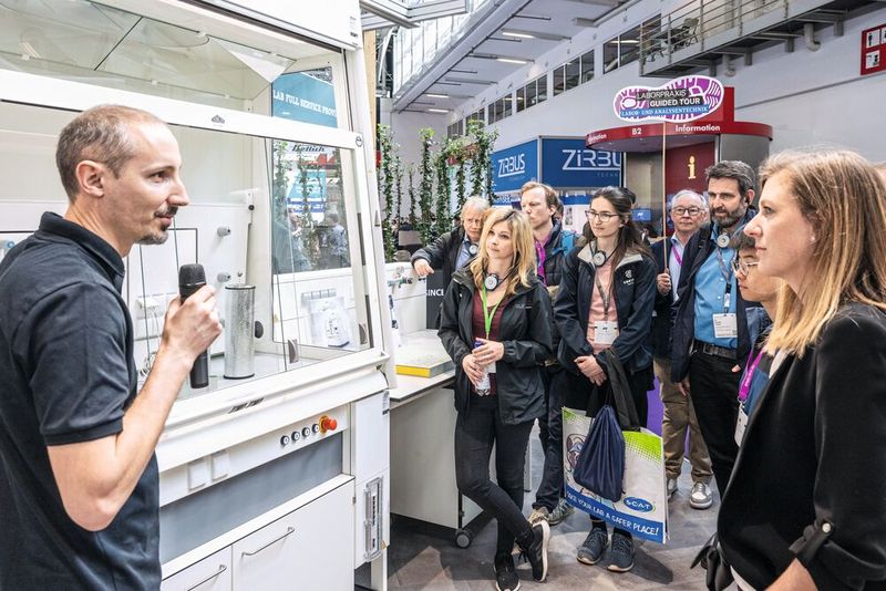 An den anvisierten Messeständen erwartete die Tour-Teilnehmer jeweils eine rund 20-minütige Präsentation. So wurde etwa am Stand von Laborausstatter Waldner erklärt, wie die Digitalisierung Abzüge sicherer und benutzerfreundlicher macht. (Bild: © Copyright 2024, Messe Muenchen GmbH, all rights reserved)