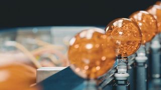 Mit dem intelligenten Transportsystem wird ein Produktwechsel ohne Maschinenstillstand möglich. Auf den restlichen Linien des Tracks läuft die Produktion in voller Geschwindigkeit weiter. (B&R)