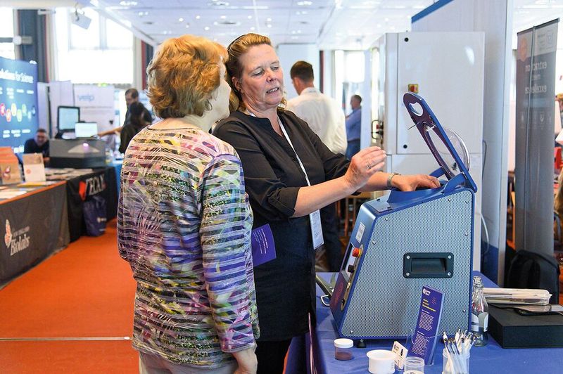 Claudia Karst von Synergy Mixer erklärt das Funktionsprinzip der dualen asymmetrischen Zentrifuge zum Mischen von Fluiden.    Mehr Infos zu den kommenden LAB-SUPPLY-Messen finden Sie auf www.lab-supply.info (Bild: Stefan Stark)