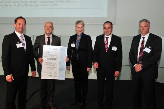 Auf der Jahrestagung wurde Porsche in den Kreis der Ausbilder für den „Geprüften Automobil Teile- und Zubehörverkäufer“ aufgenommen. (Foto: Schmidt)