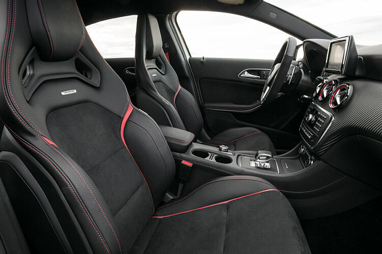 Im Innenraum geht es AMG-typisch sportlich und hochwertig zu: Sportsitze in Leder-Nachbildung mit roten Kontrastziernähten, Multifunktions-Sportlenkrad mit Schaltpaddles, ... (Foto: Daimler)