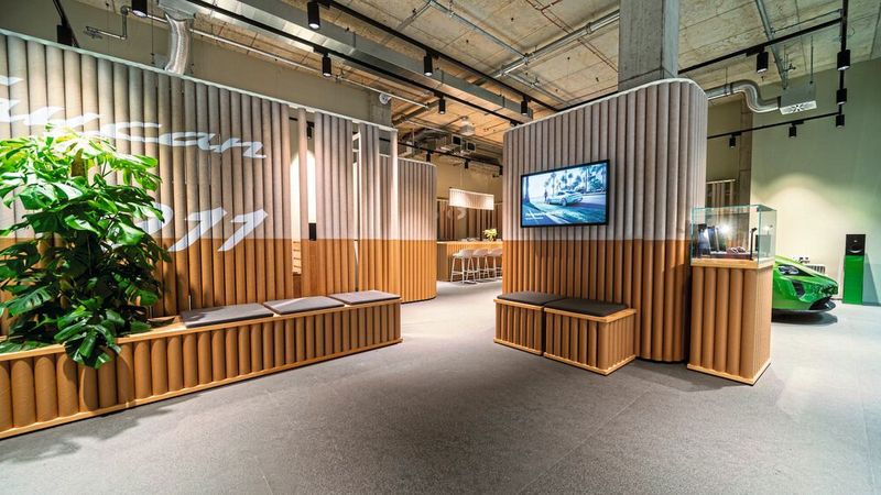 Bei der Ausstattung seines Pop-up-Store-Konzepts setzt Porsche nach eigenen Angaben auf nachhaltige Materialien. (Bild: Porsche AG)