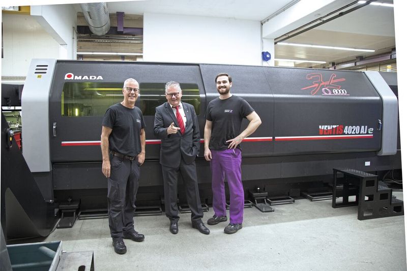 V. l. n. r.: Daniel Zumbrunn (CEO und Inhaber, Fertigungs-Center Zumbrunn AG) und Hanspeter Müller (Geschäftsführer, Amada Swiss GmbH) sowie Brilant Bunjaku (Lasermaschinist, Fertigungs-Center Zumbrunn AG). (Bild: Matthias Böhm)