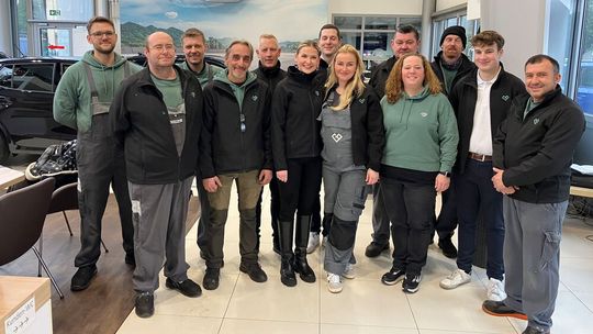 Die Verkaufsleiterinnen Tessa Cramer-Biermann und Sissi Figura (Mitte) haben im Autohaus am Großmarkt ein starkes Team um sich versammelt.(Bild:  Pfaff - VCG)