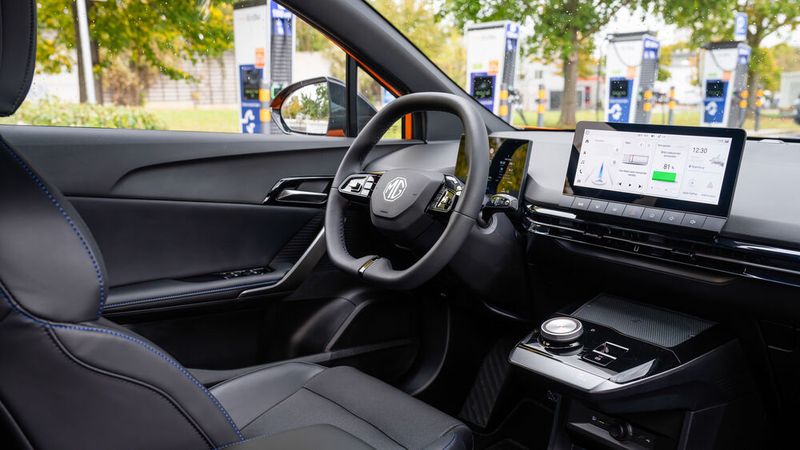 Das Cockpit ist ansehnlich und aufgeräumt. (Bild: MG Motor)