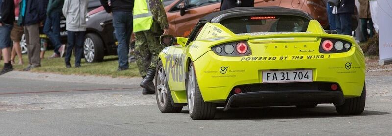 Mickel Hemmingsen und Jürgen Juhl im Tesla Roadster (Bild: CO-Mobility e.V.)