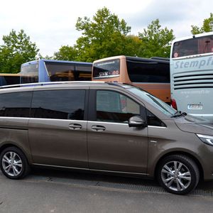 Die V-Klasse von Mercedes-Benz soll das „Busfahren“ auf Pkw-Niveau ermöglichen.(Foto:  Michel)