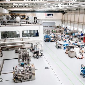 Les marchés pharmaceutiques, cosmétiques et biotechnologiques sont extrêmement règlementés (Pharmacopée Européenne, BPF UE 2022…). À ce titre, l’innovation est complexe vis-à-vis des autorités, mais surtout pour les industriels, en vertu du principe de précaution. (Source :  BWT Pharma)