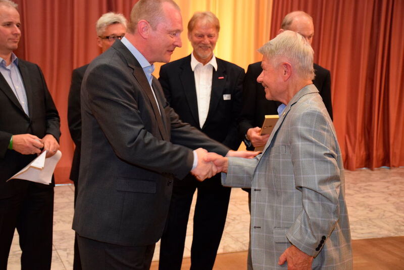 Auch Rolf Bieling nahm seine goldene Ehrennadel von Peter Börner entgegen. (Wenz)