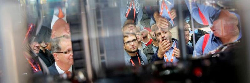 Automation und IT wachsen immer stärker zusammen. Dieser Trend spiegelt sich auch den auf themenbezogenen Sonderschauflächen und in Vorträgen auf diversen Foren der SPS IPC Drives 2017 wider.(Bild:  Mesago/Thomas Geiger)