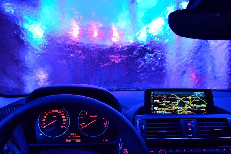 Um den Durchblick nach mehrstündiger sonniger Fahrt inklusive entsprechendem Insektenbeschuss weiter zu behalten, geht es direkt in die Waschanlage. (Michel / »kfz-betrieb«)