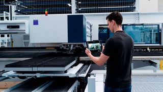 Trumpf hat noch ein weiteres Ass gegen den Fachkräftemangel im Ärmel! Die „Visual Assistance“-Funktion ist in die Service-App des Laserspezialisten integriert und ermöglicht es den Technikern, sich auf die Handy- oder Tablet-Kamera des Kunden zu schalten, bei dem es Probleme gibt. (Bild: Trumpf)