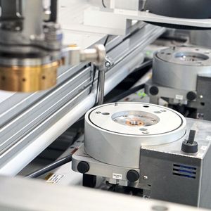 Bei Mach-Tech wird die Leistungs-, Netzwerk- und Luft/Vakuumversorgung direkt in die Förderwagen integriert.