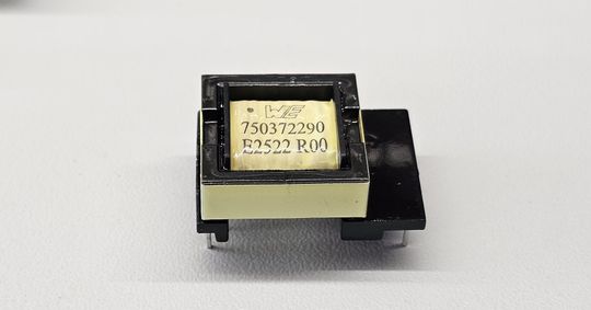 Der Flyback-Transformator von Würth Elektronik wurde speziell für die Powered-Orthotics-Orthese entwickelt und arbeitet mit einem Wirkungsgrad von 98 Prozent. (Bild:  Würth Elektronik eiSos Gruppe)