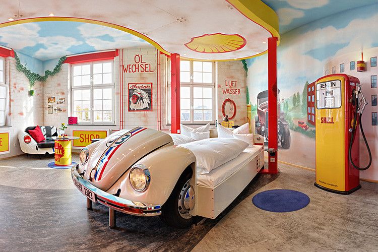 Die Tankstellen-Suite mit Herbie-Bett, Zapfsäulen und Neon-Licht. (Foto: V8 Hotel/Frank Hoppe)