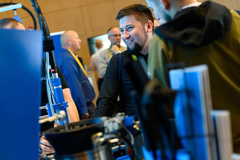 Der rege Fachaustausch überzeugt jedes Mal aufs Neue Teilnehmer und Aussteller der Schraubtec. (Bild: Stefan Stark/VCG)