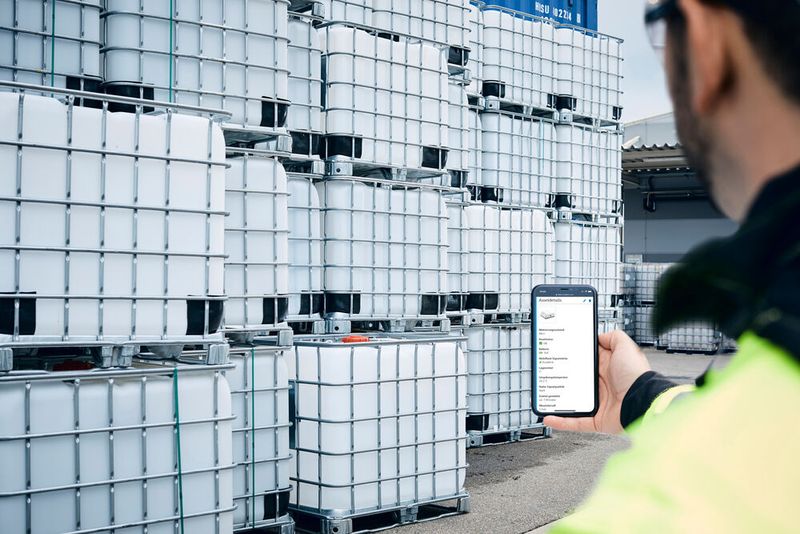 Ein IIoT-Sensor mit Cloudanbindung macht eine zuverlässige und berührungslose Bestandsüberwachung von Flüssigkeiten in mobilen Behältern möglich. (Bild: Endress+Hauser)