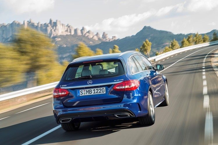 Damit bietet das einst wegen der nicht gerade üppigen Maße gescholtene T-Modell jetzt deutlich mehr Komfort und Platz für die Hinterbänkler. (Foto: Daimler)