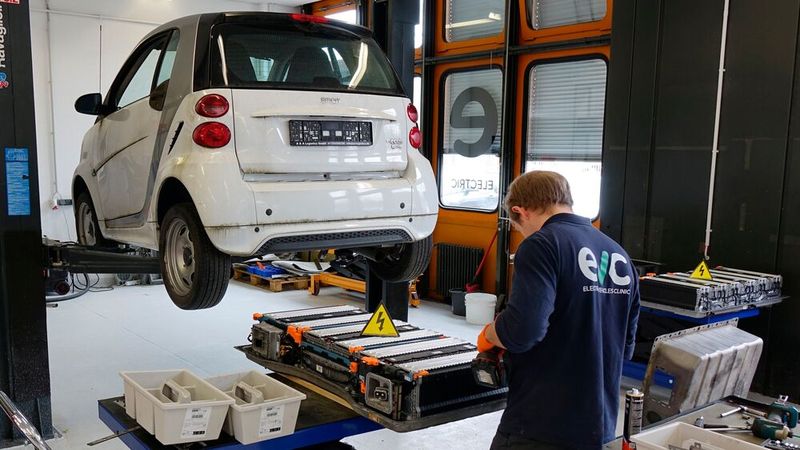 Reparieren mit originalen Zellen ja, Aufwerten mit fremden Zellen nein: Das ist die Position der EV Clinic in Berlin zum Thema.(Bild:  Rosenow – VCG)