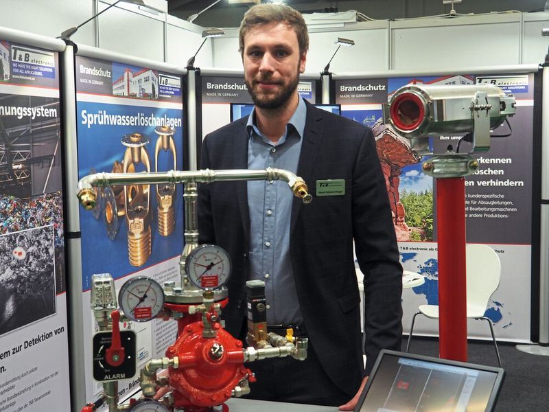 René Schwertfeger, T&B electronic: „Wir sind  Komplettanbieter für den gesamten Anlagenbrandschutz, also Funkenerkennung, Ansteuerung, Sprühwasserlöschanlagen. Neu bieten wir ein System für die Überwachung von Lagerflächen, das aber auch z.B. für Transportbänder eingesetzt werden kann.