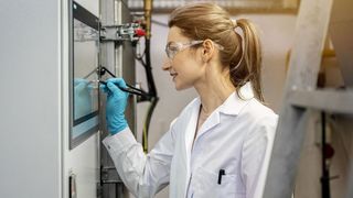 Umweltschonender Wertherhalt. Dr. Lesia Sandig-Predzymirska im Technikum an der TU Freiberg. Im Forschungsprojekt „Recycalyse“ werden dort umweltschonende Methoden für das Recycling von Edelmetallen aus Elektrokatalysatoren untersucht. (Bild: TU Bergakademie Freiberg / C. Mokry)