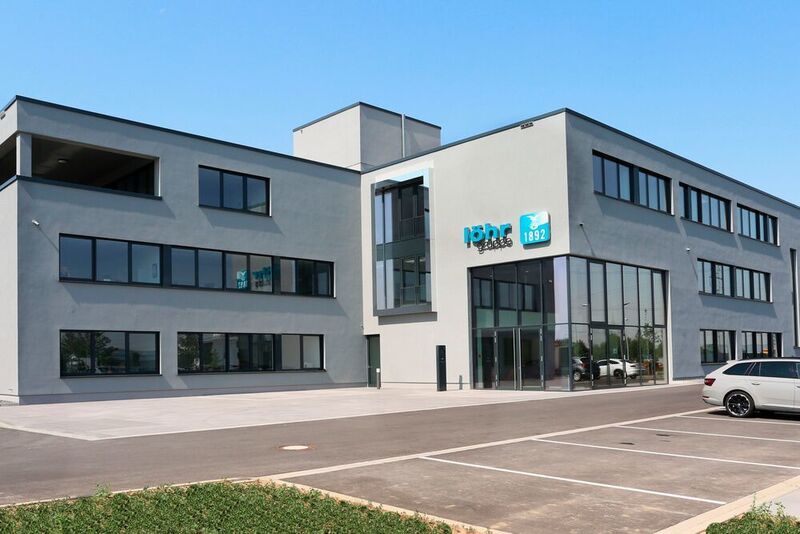 Die Koblenzer Autohausgruppe Löhr & Becker bündelt in einem neu errichteten Verwaltungsgebäude alle Zentralabteilungen des Unternehmens. Synergieeffekte und gestraffte Prozesse helfen, sich auf die Aufgaben von morgen vorzubereiten. (Löhr-Gruppe)