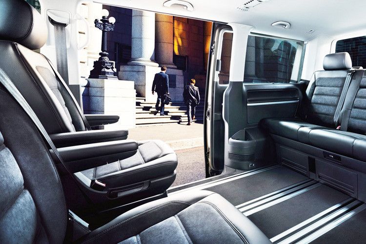 In der vorderen Fondreihe des Multivan sind je nach Ausstattungsversion ein oder zwei drehbare Einzelsitze installiert. (Foto: VW)