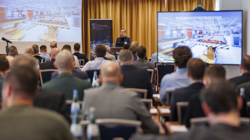 Das Event ist keine Vortragsreihe, sondern gezieltes Matching: Batteriezellfertiger treffen Anlagenbauer, Zulieferer erfahren von konkreten Produktionsprojekten.(Bild:  Dario Eidens-Holl)