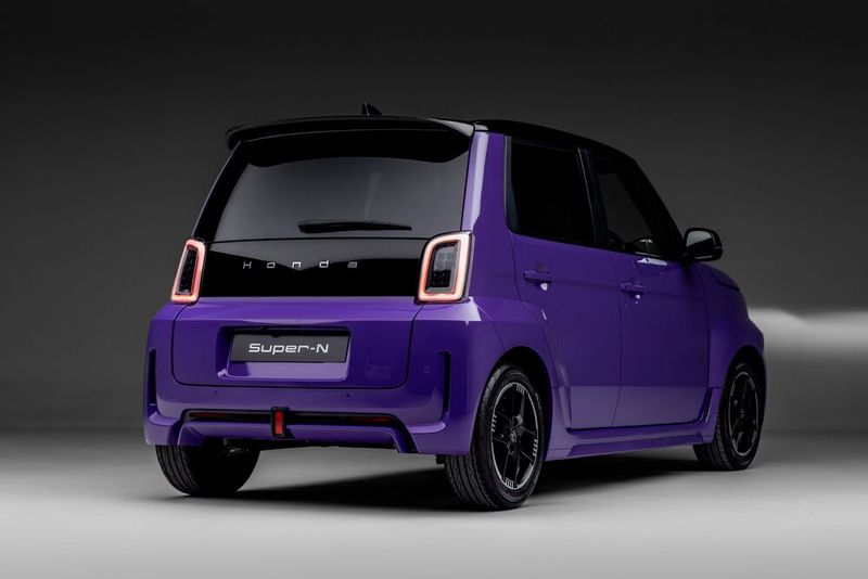 Trotz der kleinen Karosserie bietet der Super-N vier Einstiegstüren, vier Sitzplätze und eine große Heckklappe. (Bild: Honda)