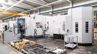 Die C 650 U und der RS3-Roboter sind seit November 2020 in Betrieb. Im März 2021 komplettierte die C 400 U die Anlage. (Bild: Hermle)