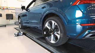 Zwei kleine unscheinbare „Kästchen“ seitlich an der Hebebühne, plus vier, rein optische Radaufnehmer: das war's. Das neue Achsmesssystem „Q.Lign“ von Beissbarth ist sehr kompekt und liefert binnen kürzester Zeit relevante Messwerte. (Bild: Beissbarth)