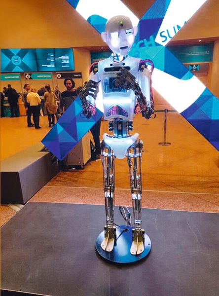 Einer der Stars des DTS war der Roboter RoboThespian, der die Teilnehmer bereits im Foyer begrüßte. (Oliver Schonschek)