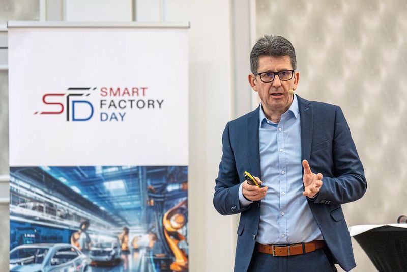 Bernd Mangler, Senior Vice President Automotive, Battery, Projects bei Siemens, eröffnete den Kongress. Eine Kernbotschaft: „Wer für eine Freigabe 20 Unterschriften braucht, kann Digitalisierung vergessen.“ (Bild: Dominik Böhm - Fotokumpel)