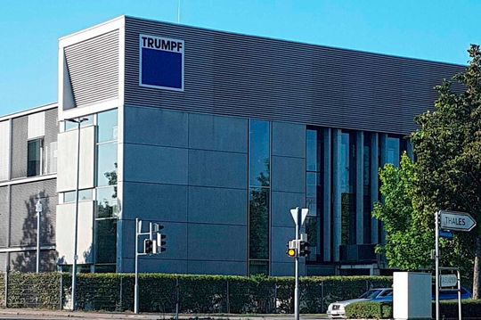 Baden-Württemberger Unternehmen sehen eine verlängerte Arbeitszeit für ihre Belegschaft als durchaus zumutbar. Nachdem Mercedes-Benz sich dafür ausgesprochen hat, sieht auch der Technologiekonzern Trumpf darin ein probates Mittel, um über die schwierigen Zeiten zu kommen  ...(Bild:  Trujmpf)