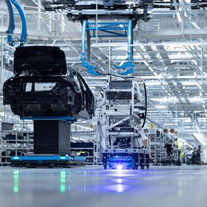 Maximale Flexibilität: In der Factory 56 von Mercedes-Benz in Sindelfingen bringen mehr als 400 fahrerlose Transportfahrzeuge (FTF) Antriebe, Karosserien und weiter Fahrzeugteile an ihren Bestimmungsort.(Bild:  Mercedes-Benz)
