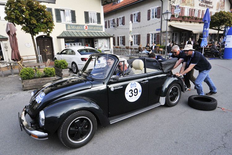 Wer sein Auto liebt, der schiebt: In diesem Fall war akuter Spritmangel Grund für die Havarie. (Foto: Zietz)