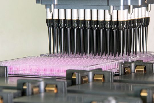 Automatisierte Pipettierplattform zur Vorbereitung und Messung der Plasmaproben und Chemikalienmischungen in Hochdurchsatz-Biotests.(Bild:  Bodo Tiedemann)