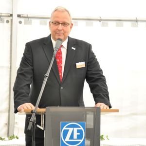 ZF-Sachs-Standortleiter in Schweinfurt, Werner Balandat, moderierte nicht ohne Stolz die  Einweihung der Sachs-Ausstellung.(Foto:  Dominsky)