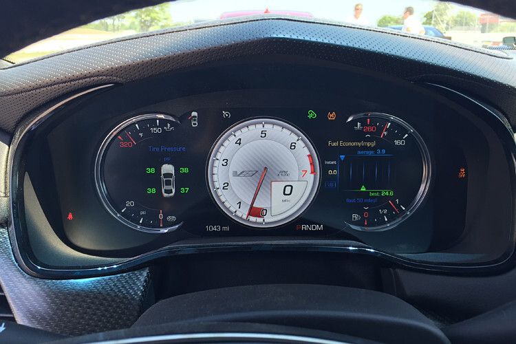 Auf der Haben-Seite im Interieur stehen Details wie die echten Kohlefaser-Applikationen, das diskret integrierte Head-Up-Display und die Magnesium-Schaltpaddel. (Foto: Cadillac)