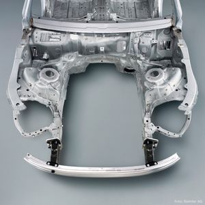 Träger von Frontstoßstangen, B-Säulen und mehr werden warm umgeformt und erhalten durch das Tailored Tempering Verfahren lokal vorgegebene Festigkeitseigenschaften.