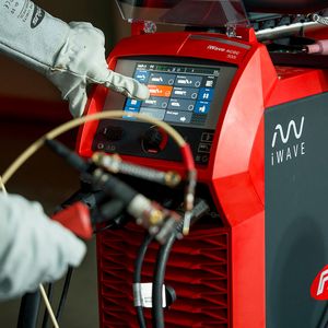 Das Schweißsystem i-Wafe von Fronius arbeitet mit Welding Package TIG Dynamicwire, womit der Drahtvorschub automatisiert und selbstregulierend erfolgt. Die Software könne einfach heruntergeladen werden, wonach sofort losgeschweißt werden könne.(Bild:  Fronius / Hasselblad H6D)