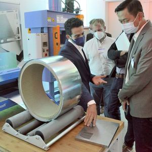 Am Fraunhofer-ILT in Aachen konnte man erleben, wie hauchdünne Bipolarplatten für Brennstoffzellen per Laserschweißen gefertigt werden.(Bild:  Fraunhofer-ILT)