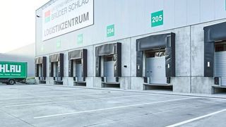 Unter Berücksichtigung eines besonders engen Zeitplans lieferte Hörmann für das erweiterte Logistikzentrum der Unternehmensgruppe Brüder Schlau in Wustermark (nahe Berlin) termingerecht Tore, Türen und Verladetechnik. (Hörmann)