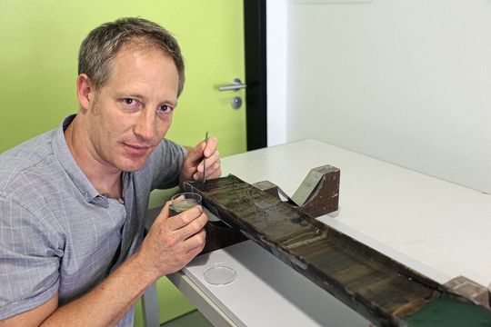 Mithilfe von gut datierten Sedimentkernen kann Dr. Jerome Kaiser (IOW) mehrere Tausend Jahre in die Ostseevergangenheit schauen. Mithilfe von gut datierten Sedimentkernen kann Dr. Jerome Kaiser (IOW) mehrere Tausend Jahre in die Ostseevergangenheit schauen.