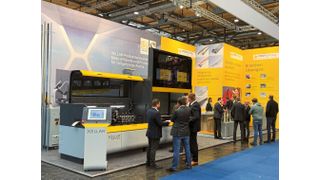 Die diesjährige Euroblech hat die Erwartungen der Profilmetall-Gruppe übertroffen. Im Bild links zwei Module der Xellar-Profilieranlage, rechts mit hochgeschobener Front das Ablängmodul „Xellar Cut“ mit energiesparender elektromechanischer Antriebseinheit. (Bild: Profilmetall)