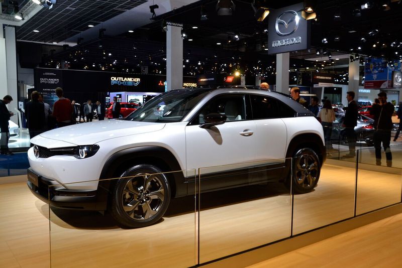 Die Designer haben beim Mazda MX-30 auf unnötige Elemente verzichtet: Das Frontdesign ist eigenständig. (Julia Mauritz/»kfz-betrieb«)