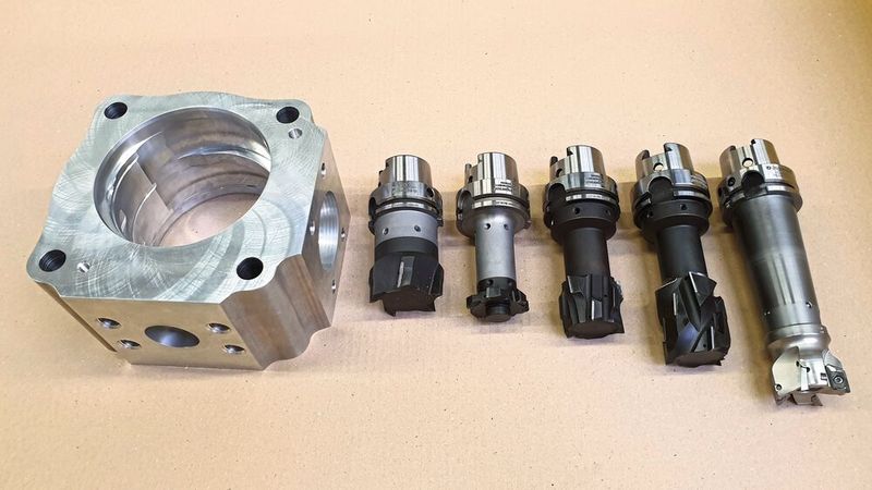 Werkzeugsatz für die präzise Bearbeitung eines Bauteils (v. l.): Zirkular-Formfräser für die Bearbeitung des Bohrungsdurchmessers gemeinsam mit der Fase und den Übergangsradien, Formfräser zum Einbringen der C-Nuten mit 45°-Fase für die Drucktaschen des Pumpengehäuses, zwei T-Nuten-Fräser mit unterschiedlichen Abmessungen zur Bearbeitung der Ansaugtaschen im Pumpengehäuse, Eckfräser AX2K063R00 mit sehr weichschneidenden polierten HM-Wendeplatten für die Volumenzerspanung. (Bild: Ingersoll Werkzeuge)